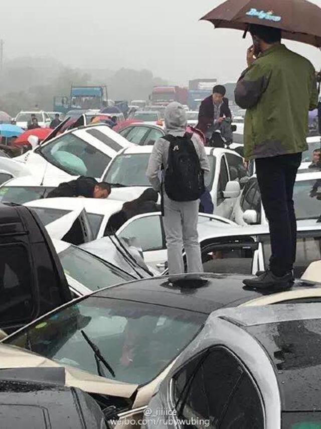 
Cảnh tượng kinh hoàng trong vụ tai nạn vào ngày 2/4/2016 tại Trung Quốc.

