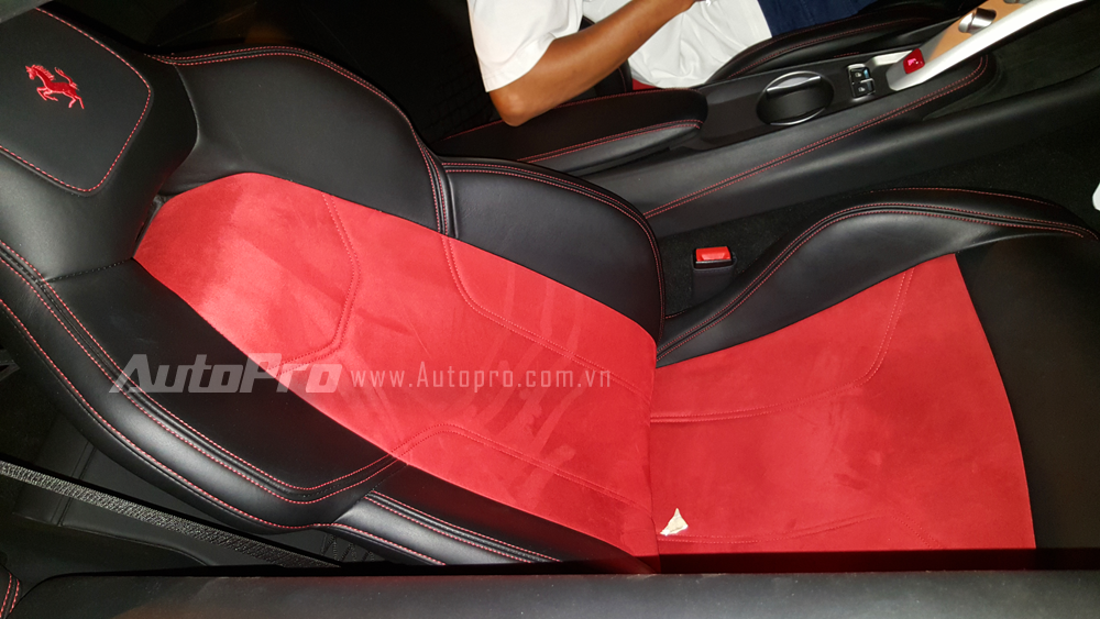 
Bộ ghế thể thao với chất liệu da Alcantara cao cấp trong màu đỏ, ngoài ra, logo ngựa chồm quen thuộc của những siêu xe nhà Ferrari cũng xuất hiện trên tựa đầu ghế ngồi.
