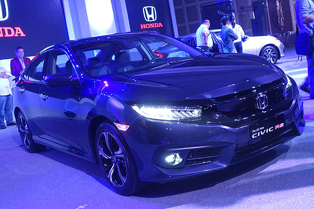 
Ngoài ra, Honda Civic 2016 tại thị trường Philippines còn có một số trang thiết bị tiêu chuẩn như đèn pha/đèn xi-nhan dạng LED...

