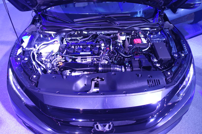 
Tại thị trường Philippines, Honda Civic 2016 bản 1.8 E sử dụng động cơ xăng 4 xy-lanh, hút khí tự nhiên, dung tích 1,8 lít, sản sinh công suất tối đa 141 mã lực và mô-men xoắn cực đại 174 Nm. Hai con số tương ứng của động cơ tăng áp, dung tích 1,5 lít hoàn toàn mới trên Honda Civic 2016 bản RS Turbo là 173 mã lực và 220 Nm. Cả hai động cơ này đều kết hợp với hộp số CVT tiêu chuẩn.
