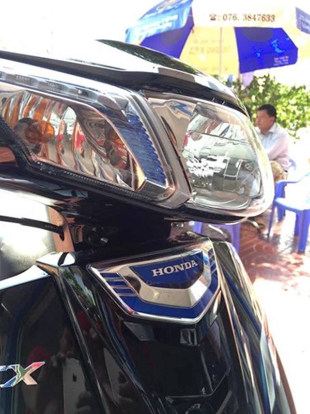 
So với các thế hệ Dream 125 trước, phiên bản 2016 có sự khác biệt ngay ở phần đầu xe với cụm đèn xi-nhan sử dụng thấu kính trong suốt thay cho màu vàng. Ngoài ra, dãy đèn LED nằm giữa đèn pha và đèn báo rẽ cũng là điểm nhấn trên Honda Dream 125 2016. Phía dưới đầu đèn, mặt nạ nổi bật với logo Honda nằm giữa huy hiệu hình thoi mạ crôm sáng bóng, bên cạnh các viền xanh dương.
