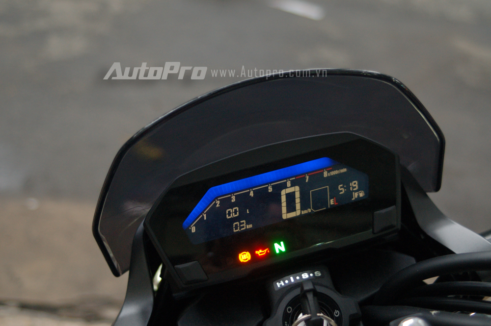 
Honda NC750S 2016 được trang bị màn hình LCD với điểm nhấn là có thể thay đổi theo 9 màu sắc khác nhau. Các thông số hiển thị trong màn hình bao gồm quãng đường đi, tốc độ xe, mức tiêu hao nhiên liệu, giờ và hiện thị các chế độ lái theo xe.
