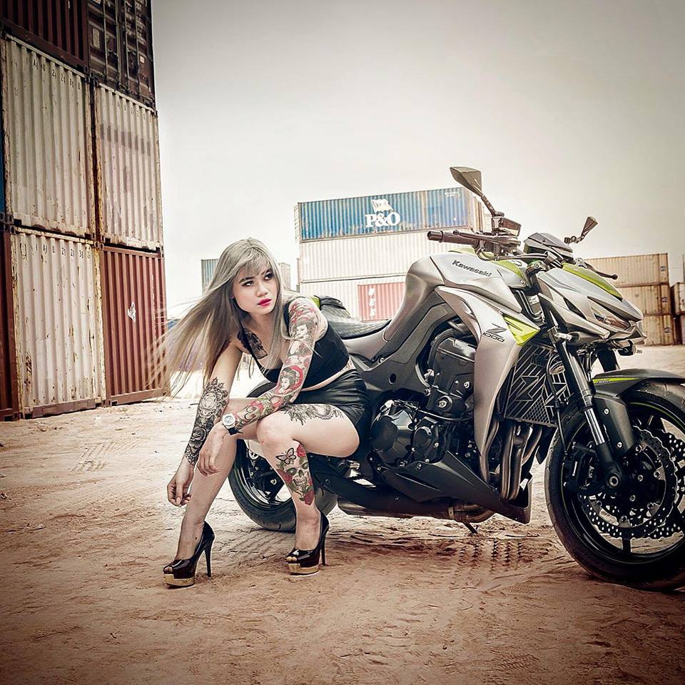 
Hot girl xăm trổ tạo dáng bên chiếc nakedbike Kawasaki Z1000.
