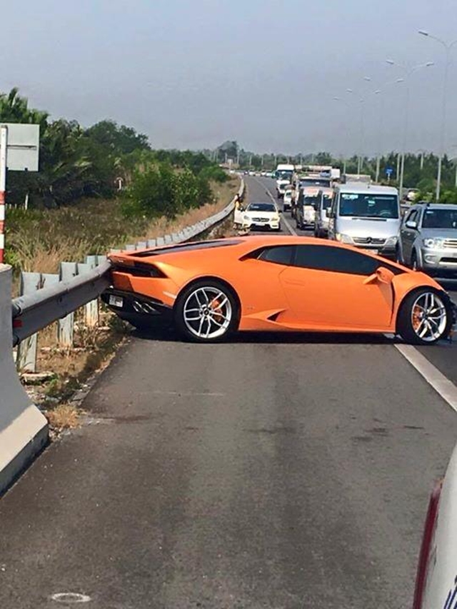 
Lamborghini Huracan gặp nạn trên cao tốc Long Thành - Dầu Giây. Ảnh: Facebook.
