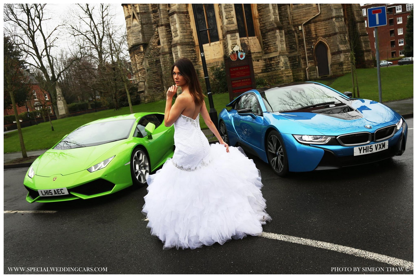
Ngoài Huracan màu xanh cốm, công ty này còn sở hữu chiếc BMW i8 màu xanh ngọc, tuy nhiên chỉ được sử dụng cho các buổi chụp hình cưới.
