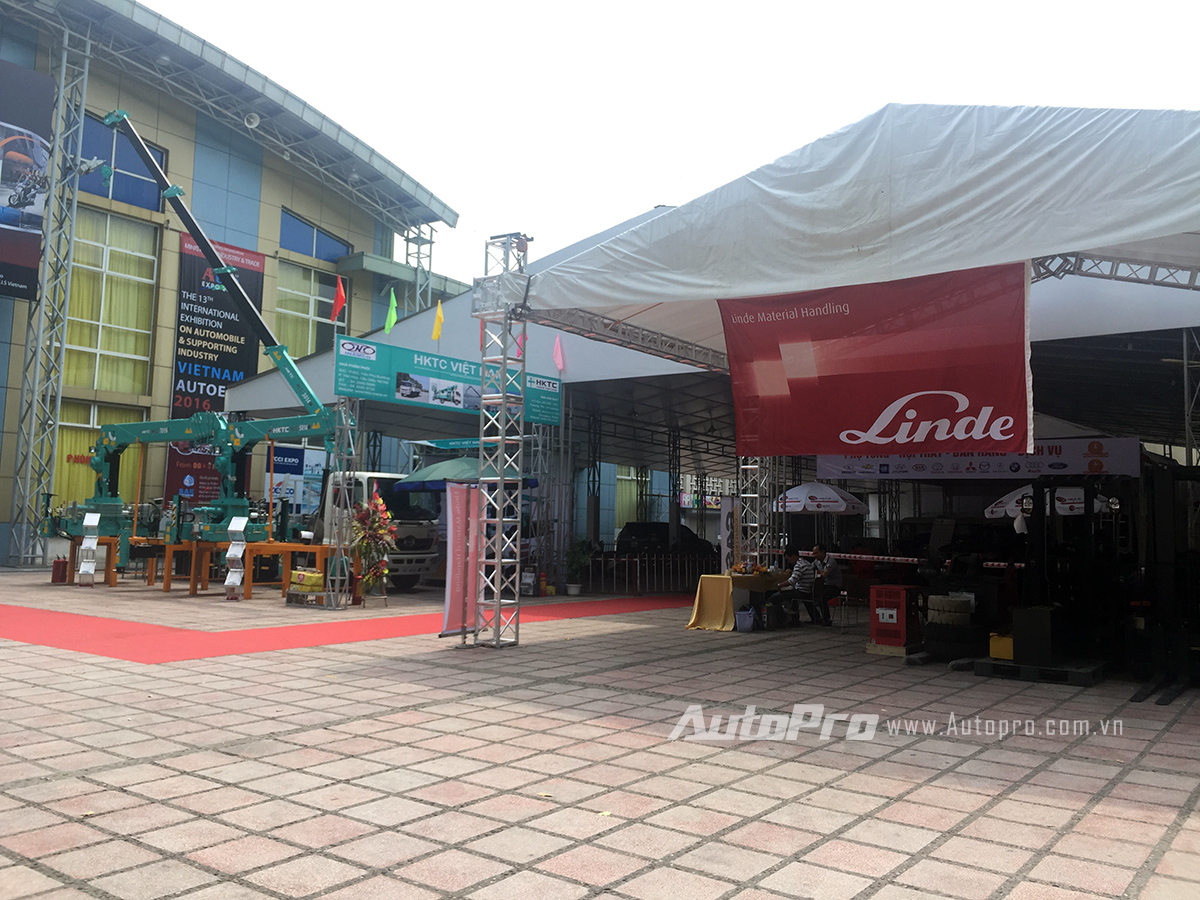 
Sân ngoài của triển lãm Auto Expo 2016 với những mẫu xe chuyên dụng.

