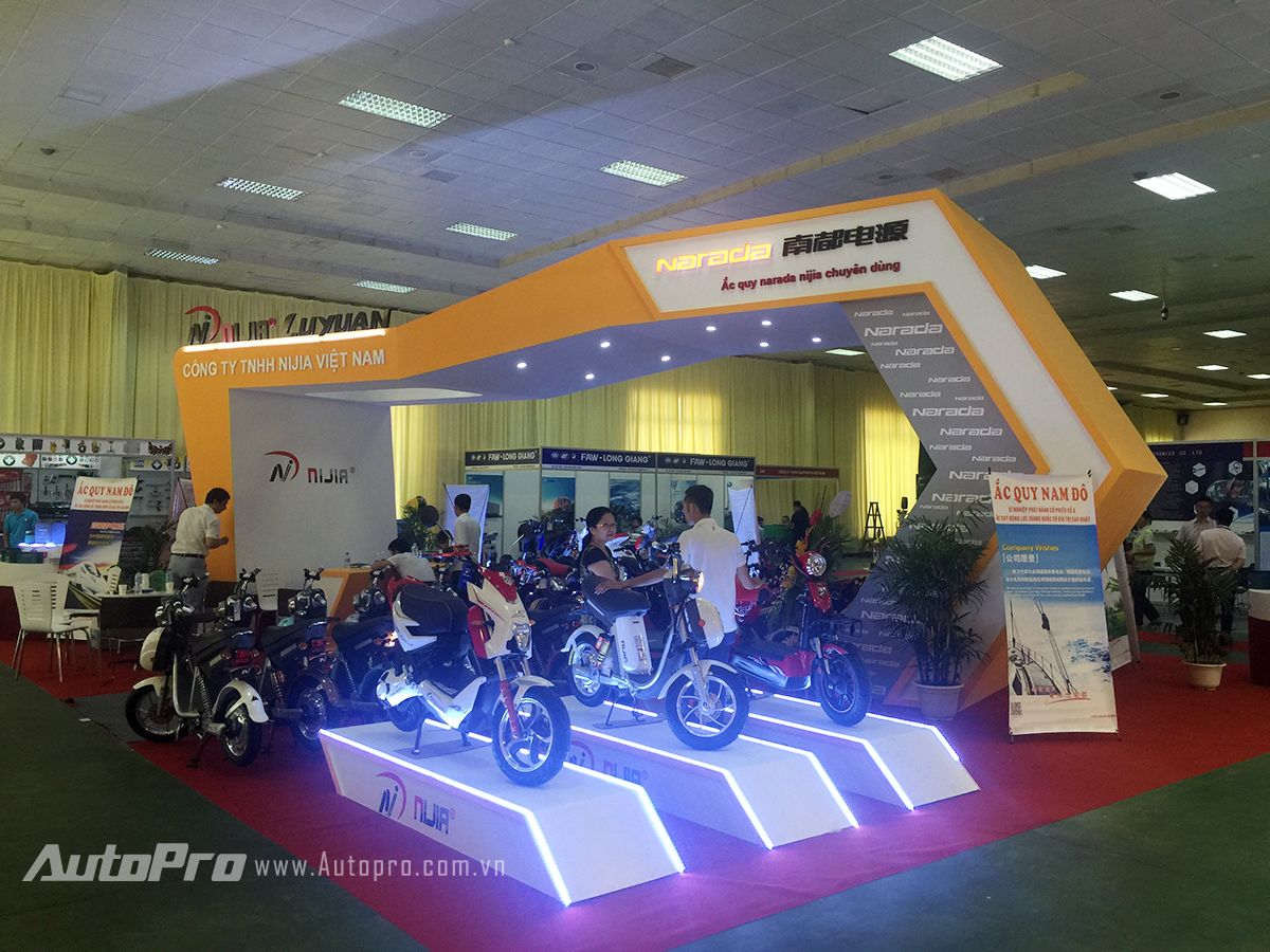 
Gian hàng trưng bày của xe điện Nijia thu hút được nhiều sự quan tâm hơn bởi xe máy điện, xe đạp điện vẫn đang được sự quan tâm của nhiều khách hàng.
