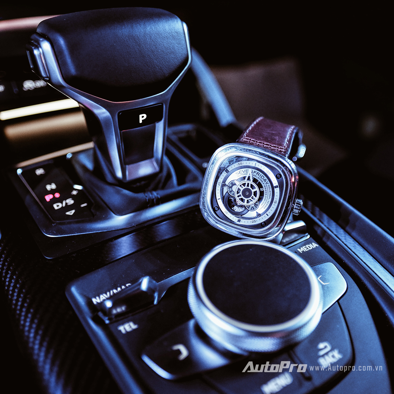 
Những mẫu đồng hồ thuộc dòng P của SevenFriday là thiết kế duy nhất của thương hiệu này hiện thị cách xem giờ truyền thống với kim giờ và kim phút cùng và những đĩa quay nhỏ được xếp theo nhiều lớp trong mặt đồng hồ. Và tất nhiên, khi kết hợp SevenFriday P1B/01 trong khoang lái của Audi A4 thế hệ mới thì vẫn có thể thấy được sự hoà hợp giữa lịch sự, mạnh mẽ nhưng không kém phần mềm mại.
