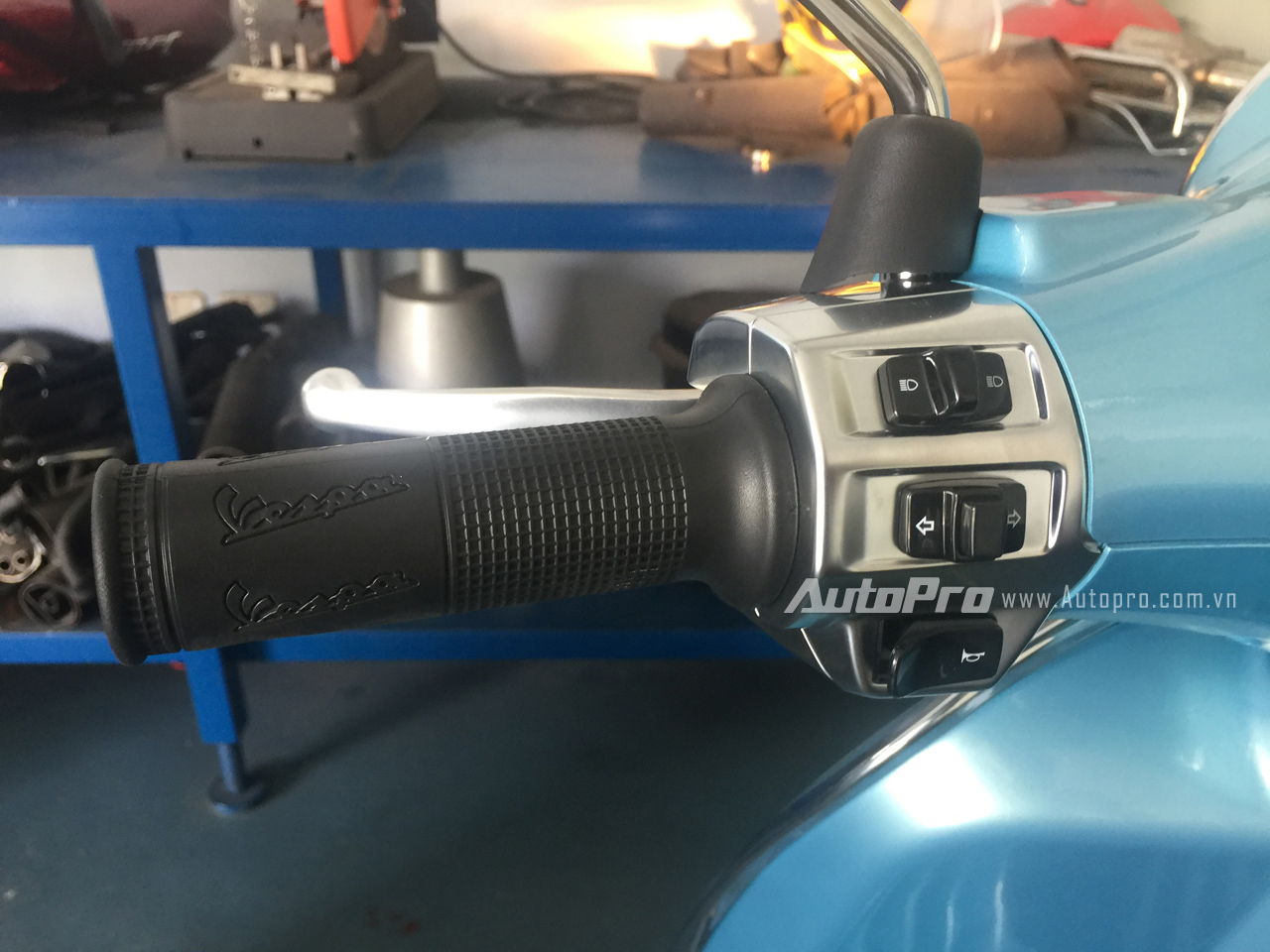 Cụm tay lái bên trái không có nút bấm mở yên xe như Piaggio Liberty.