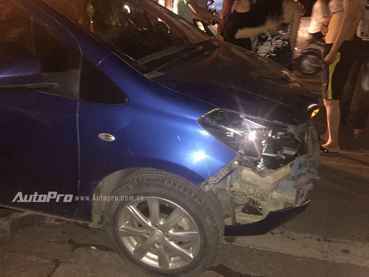 
Chiếc xe Toyota Yaris sau khi va chạm đã bị vỡ hoàn toàn phần đầu xe.
