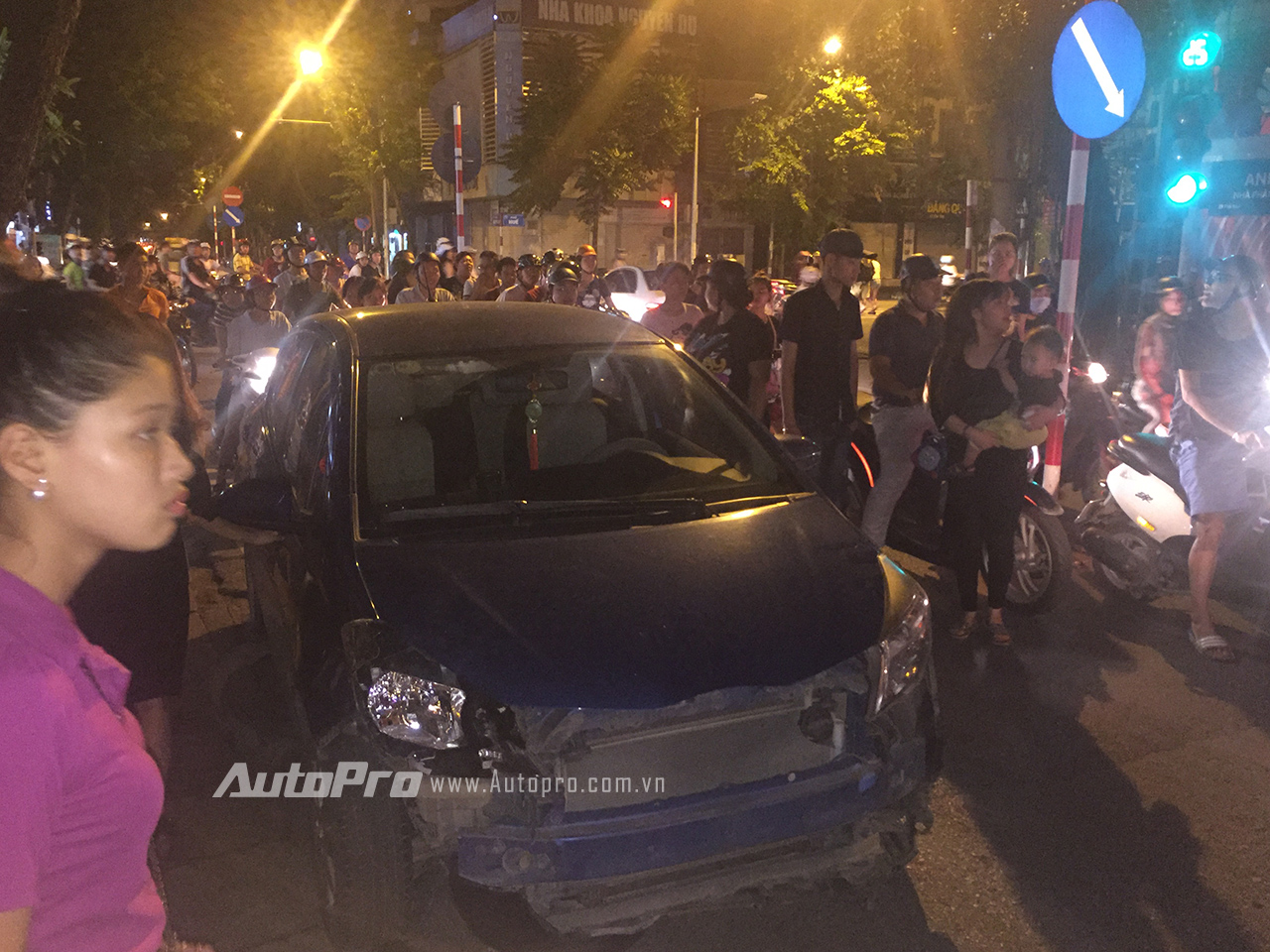 
Tại ngã tư phố Huế - Lê Văn Hưu, người dân đã chặn được chiếc xe Toyota Yaris.

