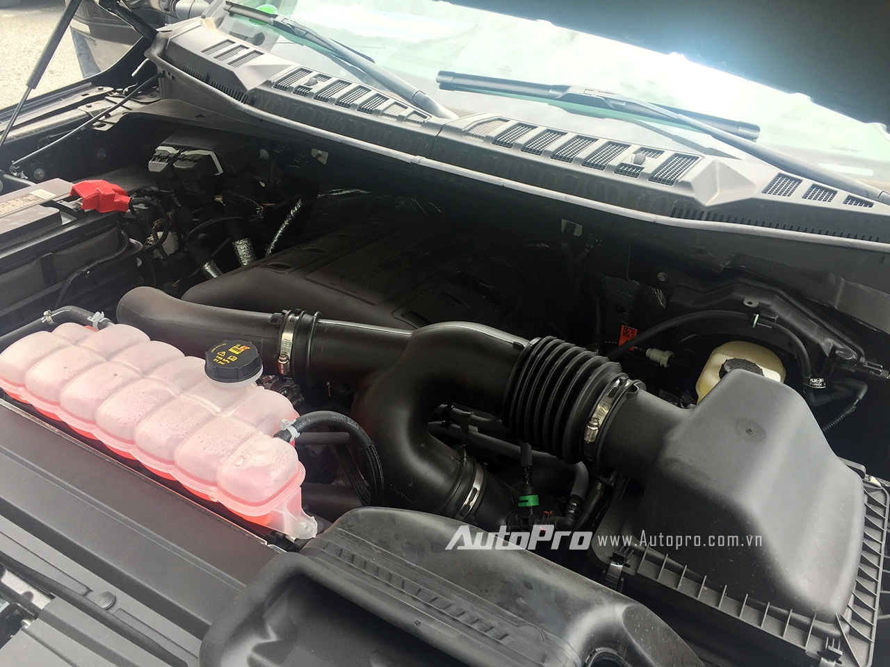 
Khối động cơ V6 mang công nghệ Ecoboost với dung tích 3.5L dưới nắp capo của Ford F-150 Limited.
