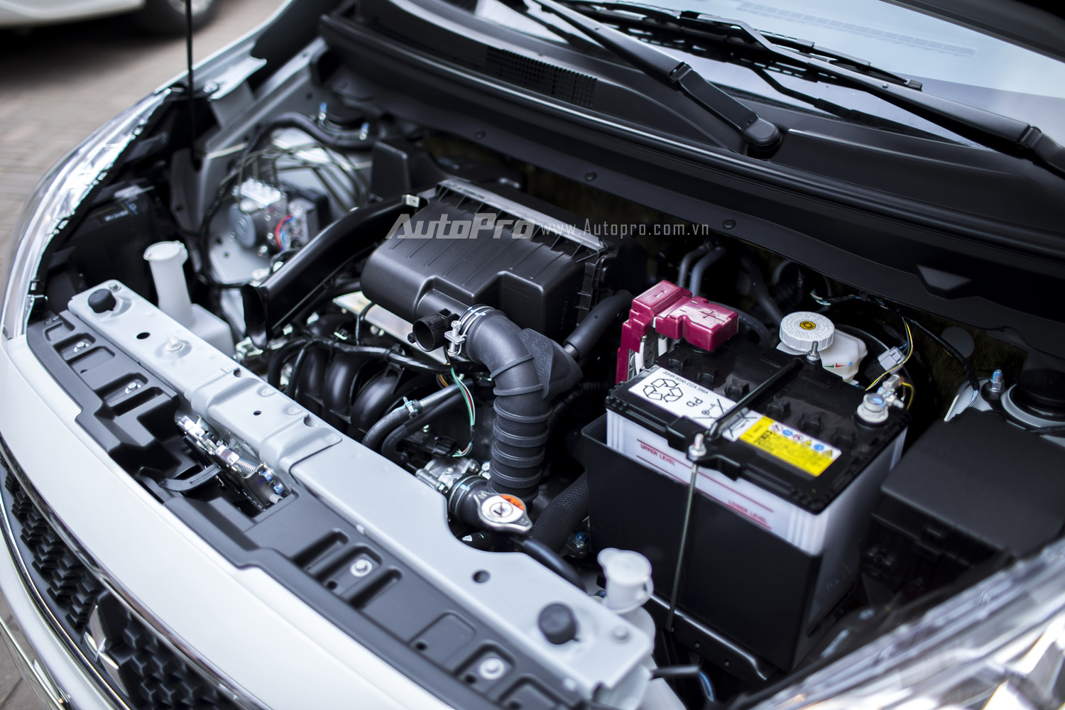 
Mitsubishi Mirage 2016 được trang bị động cơ xăng 3 xy-lanh, dung tích 1,2 lít, có khả năng sản sinh công suất tối đa 78 mã lực tại vòng tua 6.000 vòng/phút và mô-men xoắn cực đại 100 Nm tại vòng tua máy 4.000 vòng/phút.
