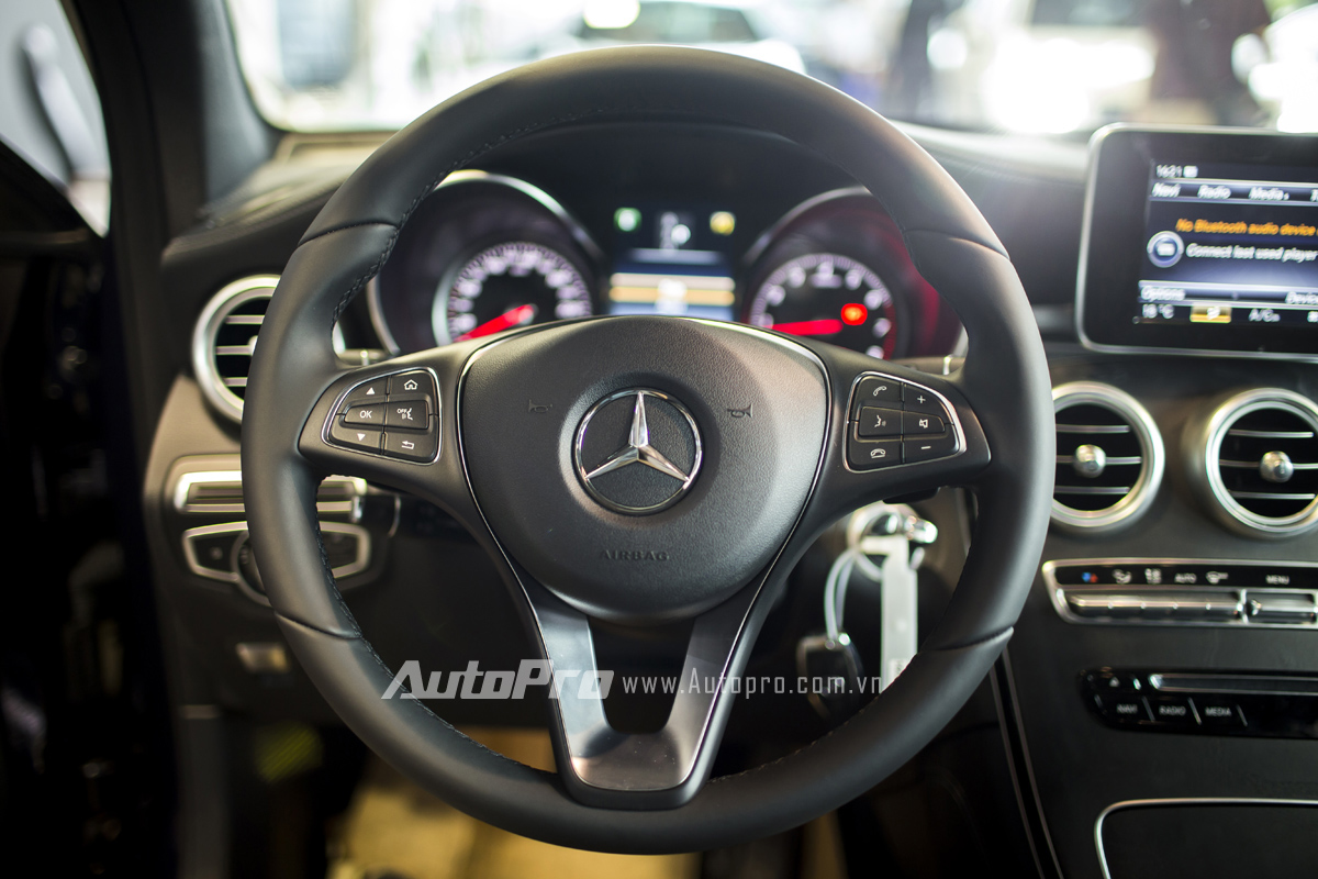 
Vô-lăng của Mercedes-Benz GLC 300 được tích hợp khá nhiều nút bấm.
