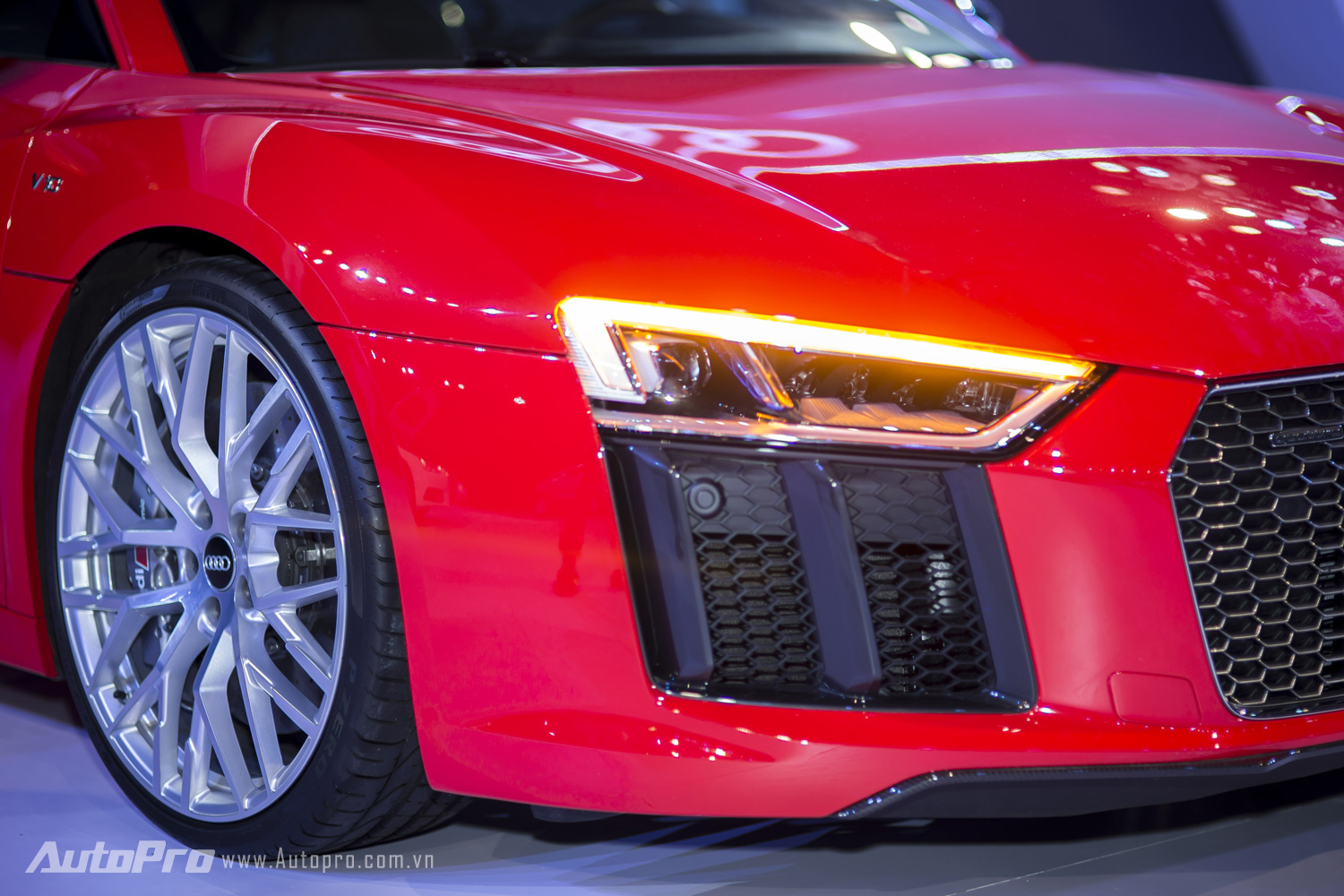 
Công nghệ đèn chiếu sáng full-LED cũng không thể thiếu trên siêu phẩm Audi R8 V10 Plus.
