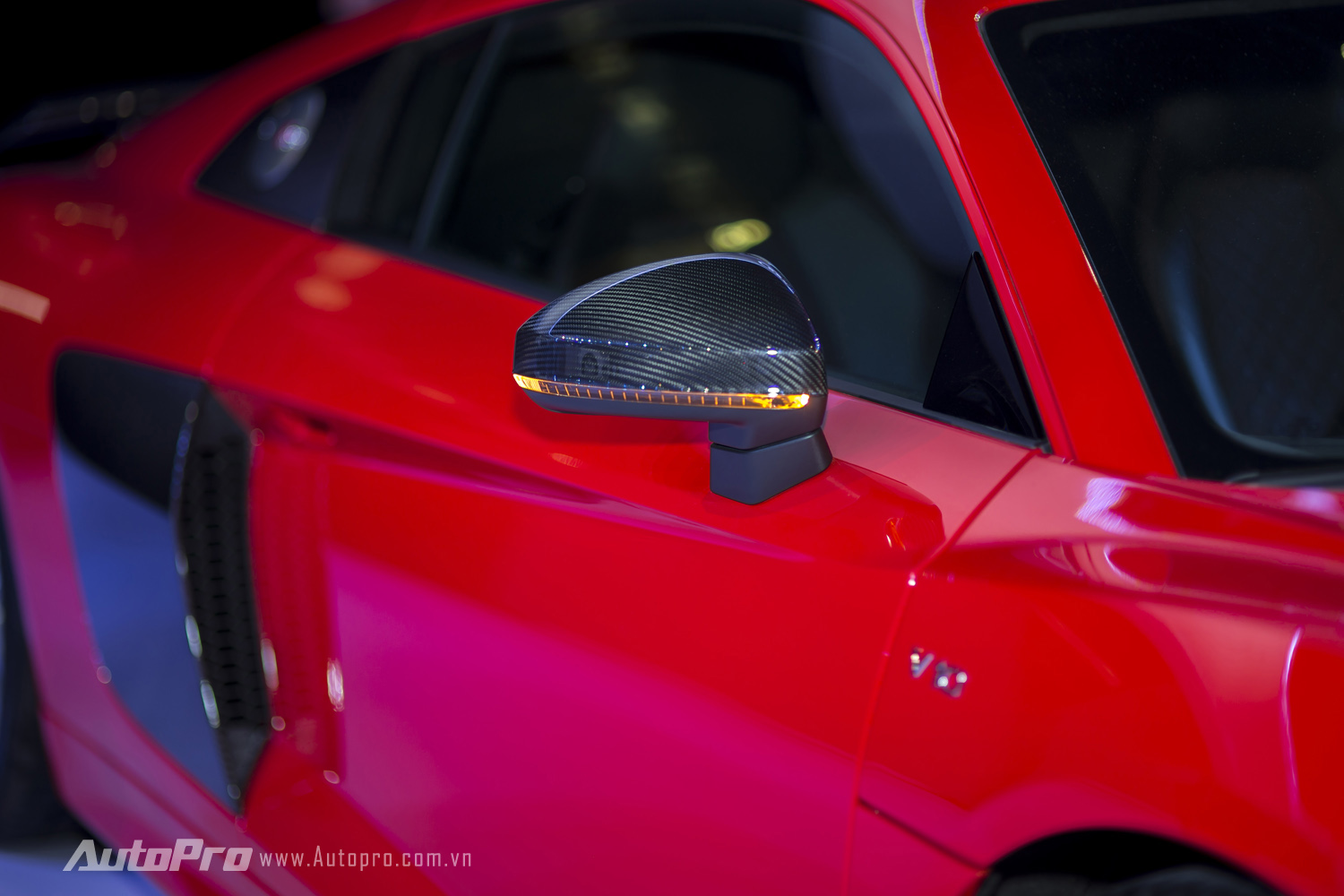 
Gương chiếu hậu của xe được ốp carbon và trang bị đèn tín hiệu dạng LED chạy theo tia khi hoạtd động.
