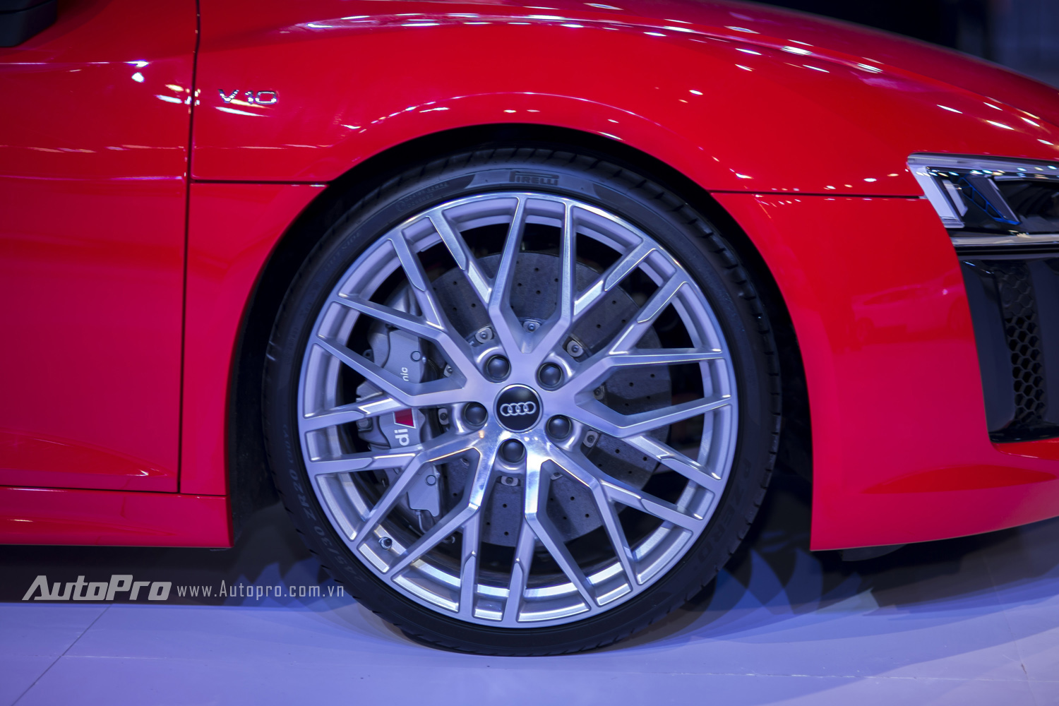 
Audi R8 V10 Plus được trang bị vành la-zăng hợp kim 10 chấu kép dạng chữ Y có kích thước 20 và cụm phanh .gốm
