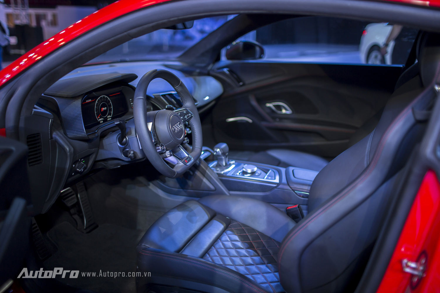 
Nội thất bên trong Audi R8 V10 Plus được bọc da đen với ghế thể thao cùng những đường chỉ khâu đỏ nổi bật.
