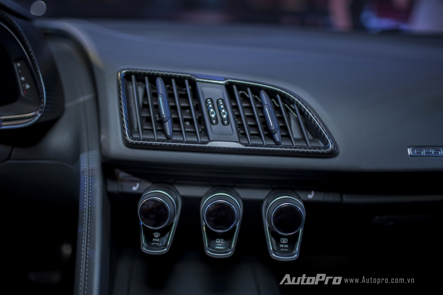 
Audi R8 V10 Plus là mẫu xe thể thao thuần chất nên có thiết kế đơn giản và thực dụng ở bên trong nội thất.
