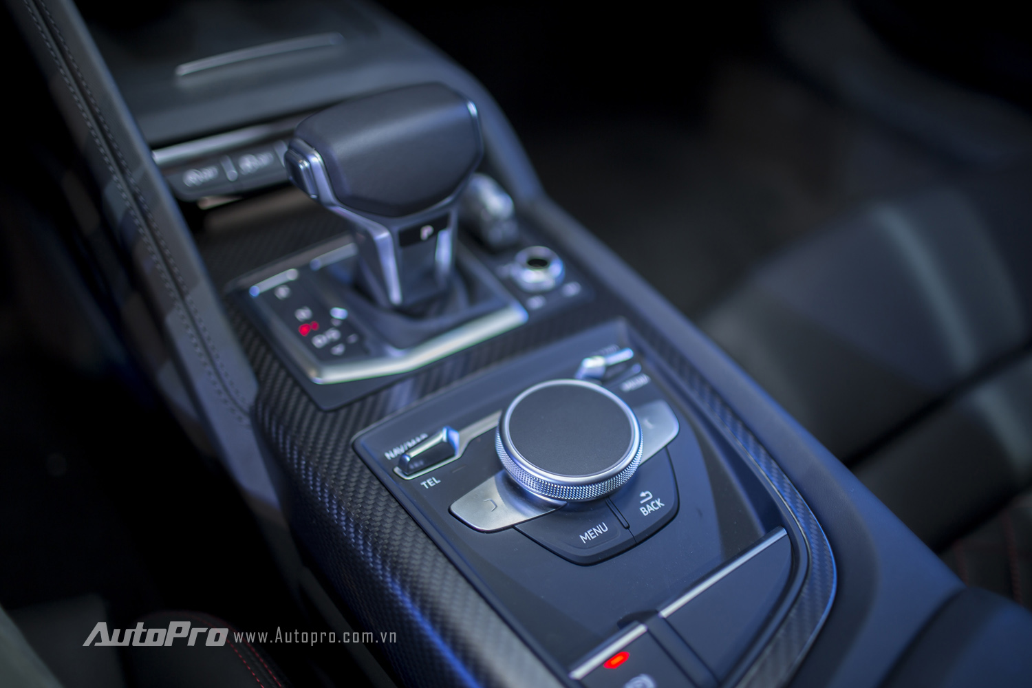 
Ngoài ra, Audi R8 V10 Plus cũng được trang bị núm xoay điều khiển tương tự như những mẫu sedan khác của Audi.
