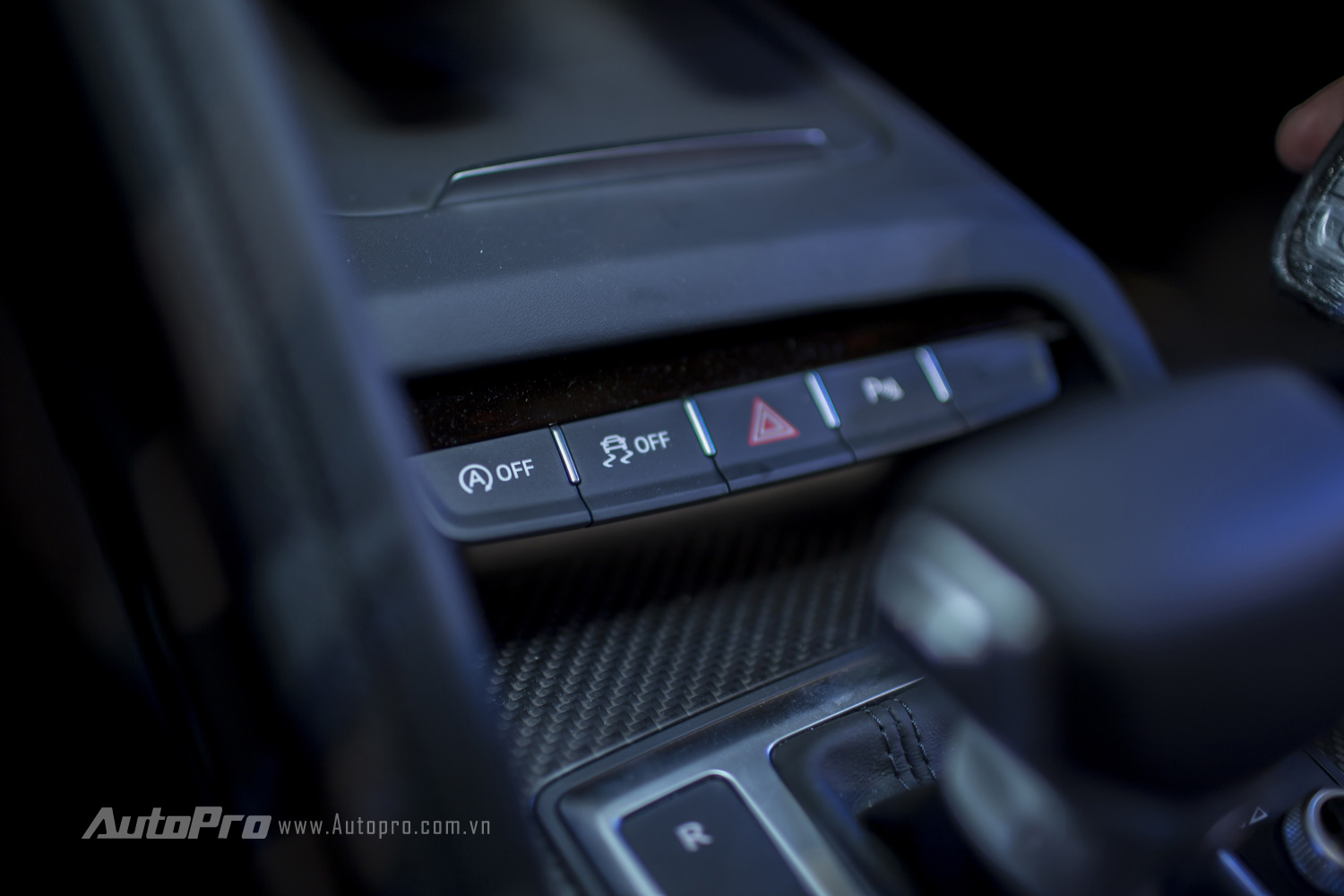 
Hệ thống nút bật tắt các tính năng Auto Start/Stop và tắt hệ thống chống trơn trượt.
