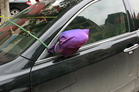 
Sử dụng túi vải bọc và buộc dây là một cách đơn giản nhất mà các lái xe có thể làm để bảo vệ chiếc gương chiếu hậu của mình. Làm như vậy, kẻ trộm có thể cảm thấy nản, không muốn vặt gương nữa. Ngoài ra, cách làm này cũng khiến kẻ trộm mất thời gian hơn khi vặt gương.
