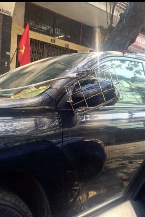 
Cẩn thận hơn là một số lái xe còn sử dụng lồng sắt cùng dây cáp để bảo vệ gương.
