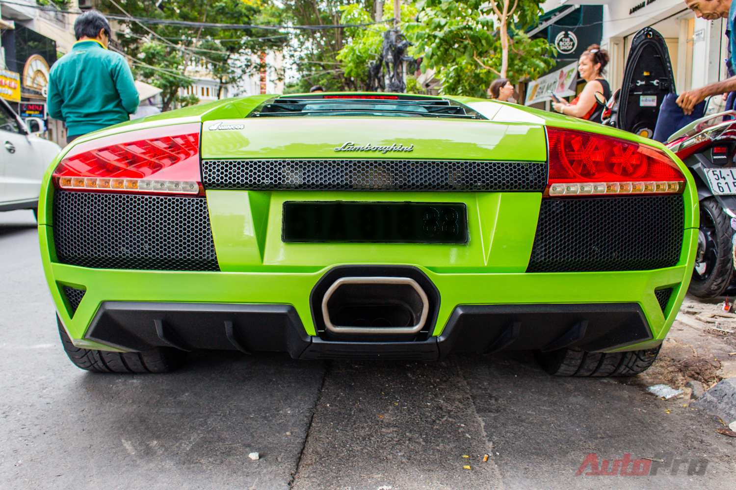 
Giữa năm 2015, nó được chuyển vào Sài Gòn và nằm chờ tại showroom bán xe sang tư nhân. Cuộc mua đi, bán lại tạm thời khép lại với kết cục Lamborghini Murcielago LP-640 xanh cốm về tay một đại gia ở Sài thành.
