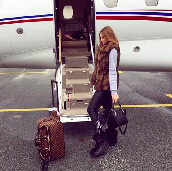 
Những “cậu ấm cô chiêu” của nhóm Rich Kids thường xuyên đi du lịch trên những chiếc phi cơ riêng của gia đình.

