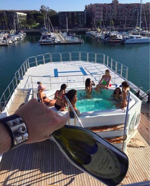 
Những thiếu gia Nga luôn tổ chức các bữa tiệc cùng bạn bè trên du thuyền siêu sang.
