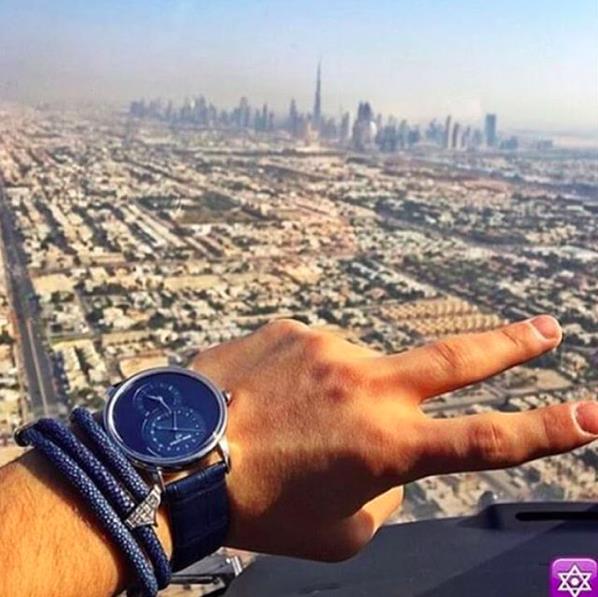 
Ngắm nhìn toàn cảnh Dubai từ trực thăng cùng chiếc đồng hồ Jaquet Droz Grande Seconde có giá lên đến hàng trăm triệu Đồng.
