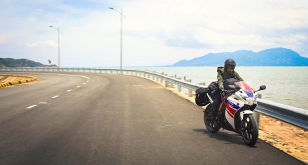 Là con gái, tôi từng rất đắn đo khi chọn cho mình dòng Honda CBR150 - dòng môtô vốn vẫn luôn mặc định dành cho nam giới. Tuy nhiên, sau gần 2 năm, trải qua bao cung đường từ Nam đến Bắc, chiếc xe chứng minh là lựa chọn tốt nhất, mạnh mẽ một cách hoàn hảo.
(Tác giả: Lý Tú Dung – giải Bức ảnh Ấn tượng).