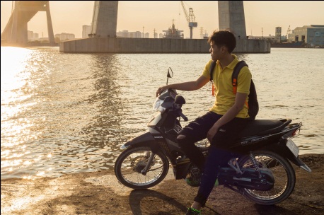 Tôi thích chiều tàn hoàng hôn, tôi thích cái cách mặt trời buông xuống như chính con người trong tôi, trầm lặng và yên bình. Mặc dòng đời xối xả cứ trôi, hoàng hôn là lúc để chính tôi sống chậm lại, tựa lưng vào người bạn đường của mình nghĩ về ước mơ tìm đến những con đường mới mà mai đây, chúng tôi sẽ cùng nhau chinh phục.
(Tác giả: Nguyễn Hoài Phúc – giải Bình chọn Cao nhất).