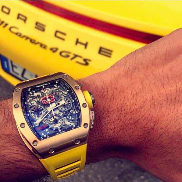 Thêm một kiệt tác từ Richard Mille – chiếc đồng hồ RM 011 Felipe Massa với phần vỏ từ vàng hồng cùng dây cao su ton-sur-ton với chiếc Porsche 911 Carrera 4 GTS. Phiên bản mới của chiếc 911 này được trang bị những tính năng đậm chất thể thao và tiện nghi hơn dành riêng cho dòng xe 911. Giá cho bộ đôi này ở nước ngoài vào khoảng hơn 5 tỉ đồng, trong đó điều đặc biệt là chiếc đồng hồ RM này còn có giá nhỉnh hơn so với siêu xe từ nước Đức.