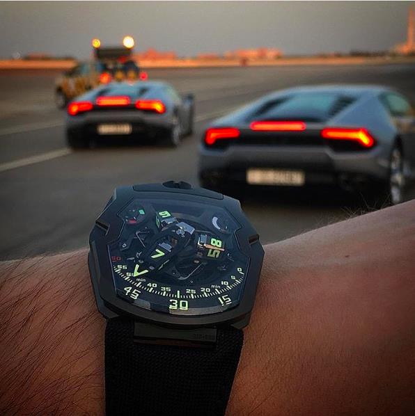 Chiếc đồng hồ Urwerk với thiết kế vô cùng ấn tượng, từng đoạt nhiều giải thưởng đồng hồ với những sáng tạo của mình, sánh đôi cùng dàn siêu xe Lamborghini. Giá của chiếc Urwerk này vào khoảng 100,000 USD (hơn 2 tỉ đồng).
