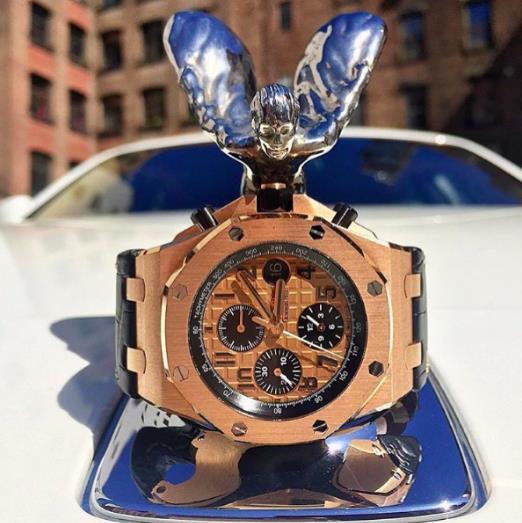 
Audemars Piguet Offshore thật quyền lực và nổi bật bên Spirit of Ecstacy - biểu tượng của hãng xe hơi danh giá Rolls Royce. Sự kết hợp của những thương hiệu danh tiếng nhất làng xe hơi và đồng hồ luôn là niềm mơ ước của mọi quý ông. Giá của chiếc AP Offshore này vào khoảng hơn 2 tỉ đồng.
