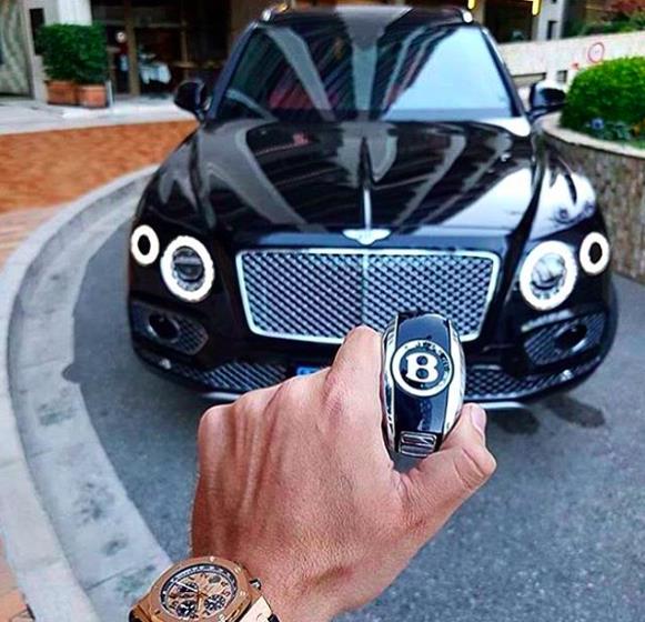 
Sự kết hợp hoàn hảo đế giữa đồng hồ Audemars Piguet Royal Oak Offshore Chronograph Rose Gold và chiếc xe vừa được ra mắt của Bentley – Bentley Bentayga. Lần đầu tiên trình làng tại triển lãm Frankfurt 2015 Bentley Bentayga được mệnh danh là mẫu SUV hạng sang nhanh và mạnh nhất thế giới. Tại thị trường nước ngoài thì giá của chiếc Bentley này là hơn 5 tỉ đồng, trong khi chiếc AP vàng hồng cũng sở hữu mức giá khoảng 2 tỉ đồng.
