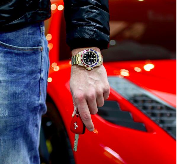 
Chắc hẳn quý ông đây là một người yêu thích phong cách nổi bật vô cùng khỏe khoắn. Điều này thể hiện qua sự kết hợp của Ferrari 458 Italy đỏ và đồng hồ Rolex GMT Master II phiên bản vàng, với vòng đệm bezel cao cấp tông màu xanh và đỏ. Giá của chiếc Rolex này là khoảng 40,000 USD (tương đương với hơn 200 triệu đồng)
