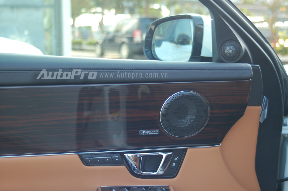 
Chiếc sedan sang trọng còn được trang bị hệ thống âm thanh vòm cao cấp 1.300W của Meridian với 26 loa.
