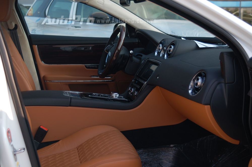 
Trái ngược với tông màu trắng ngà ở ngoại thất, bên trong khoang lái chiếc Jaguar XJL 2016 này là nội thất màu da bò và đen được phối hài hòa với nhau. Ngoài ra, các chi tiết được ốp gỗ cũng mang đến không gian nội thất đẳng cấp và sang trọng.
