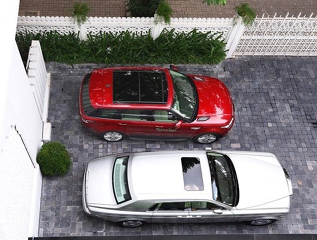 
Range Rover Sport và Rolls Royce Phantom trong sân dinh thự riêng của Khải Silk
