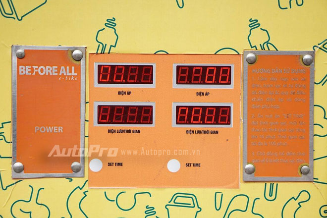 
Mức điện áp và đồng hồ đo thời gian được bố trí trên bảng điều khiển.
