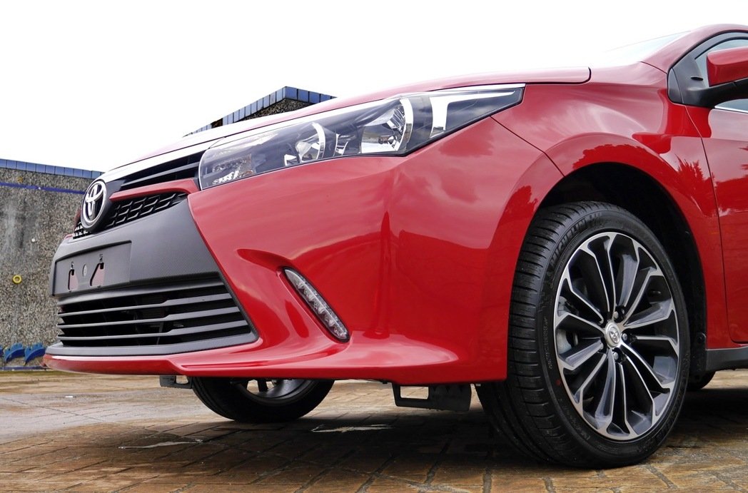 
Toyota Corolla Altis X cũng được thiết kế theo ngôn ngữ Keen Look. Điểm nhấn trên đầu xe của Toyota Corolla Altis X là lưới tản nhiệt giả sợi carbon, tương tự nẹp sườn. Bên cạnh đó là dải đèn LED định vị ban ngày nằm dọc ở hai bên đầu xe ở vị trí đèn sương mù.
