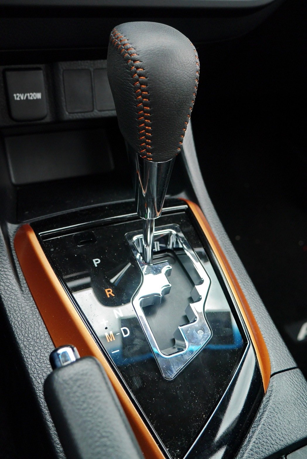 
Một số điểm nhấn màu cam như trên bảng táp-lô, cụm điều khiển trung tâm và chỉ khâu tạo cảm giác đối lập cho không gian nội thất. Để tạo vẻ thể thao cho nội thất, hãng Toyota còn đưa một số chi tiết giả sợi carbon vào trong Corolla Altis X.
