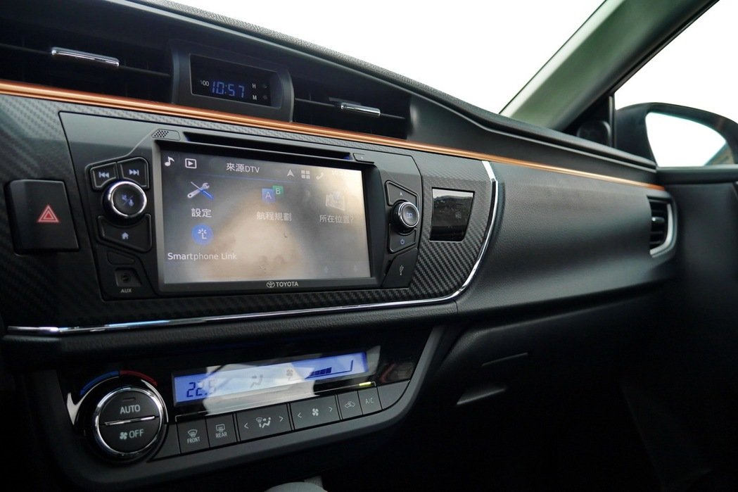 
Những tính năng đáng chú ý trong nội thất của Toyota Corolla Altis X bao gồm hệ thống định vị, cân bằng điện tử VSC, chống bó cứng phanh ABS, kiểm soát lực bám TRC cùng cửa mở và khởi động máy không cần chìa khóa.
