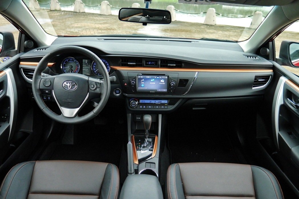 
Bên trong Toyota Corolla Altis X có ghế thể thao, vô lăng và cần số bọc da. 
