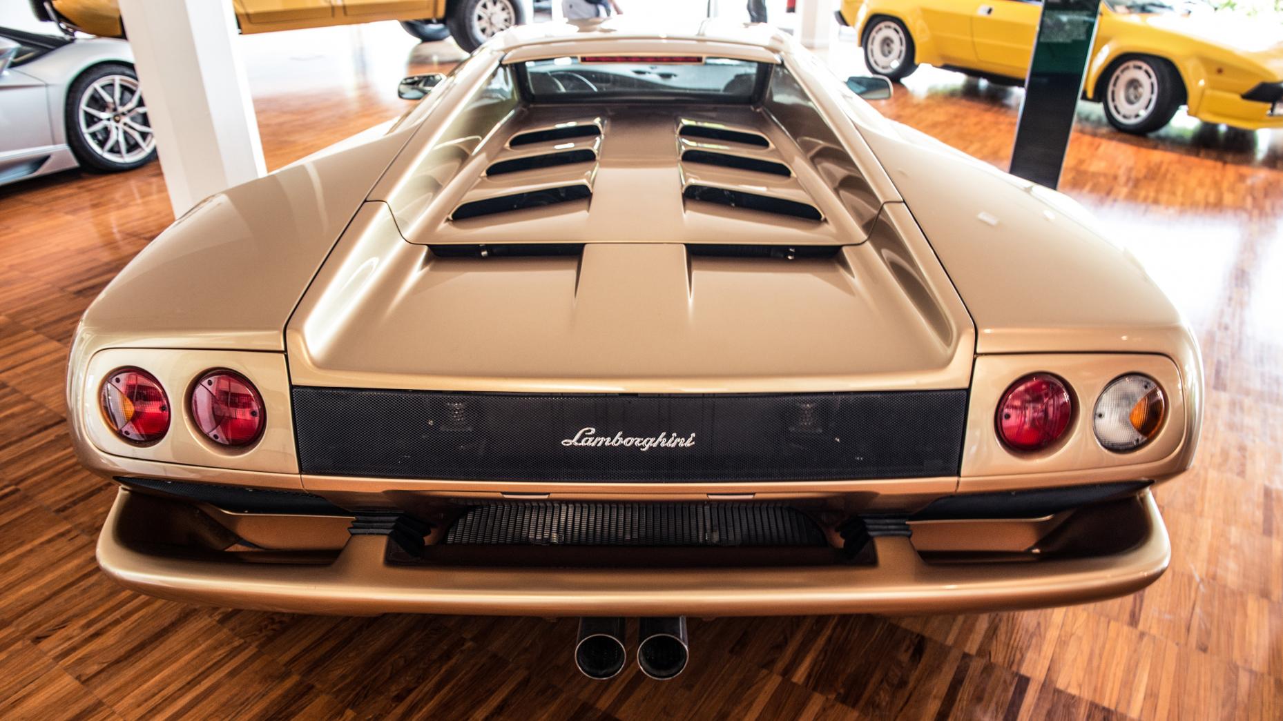 
Lamborghini Diablo: Hầu hết các mẫu xe Diablo đều được Lamborghini sản xuất từ năm 1993 đến 2001, trang bị hệ thống dẫn động 4 bánh. Xe sở hữu khối động cơ V12 dung tích 5,7 lít, có công suất 492 mã lực và mô-men xoắn cực đại 580 Nm.
