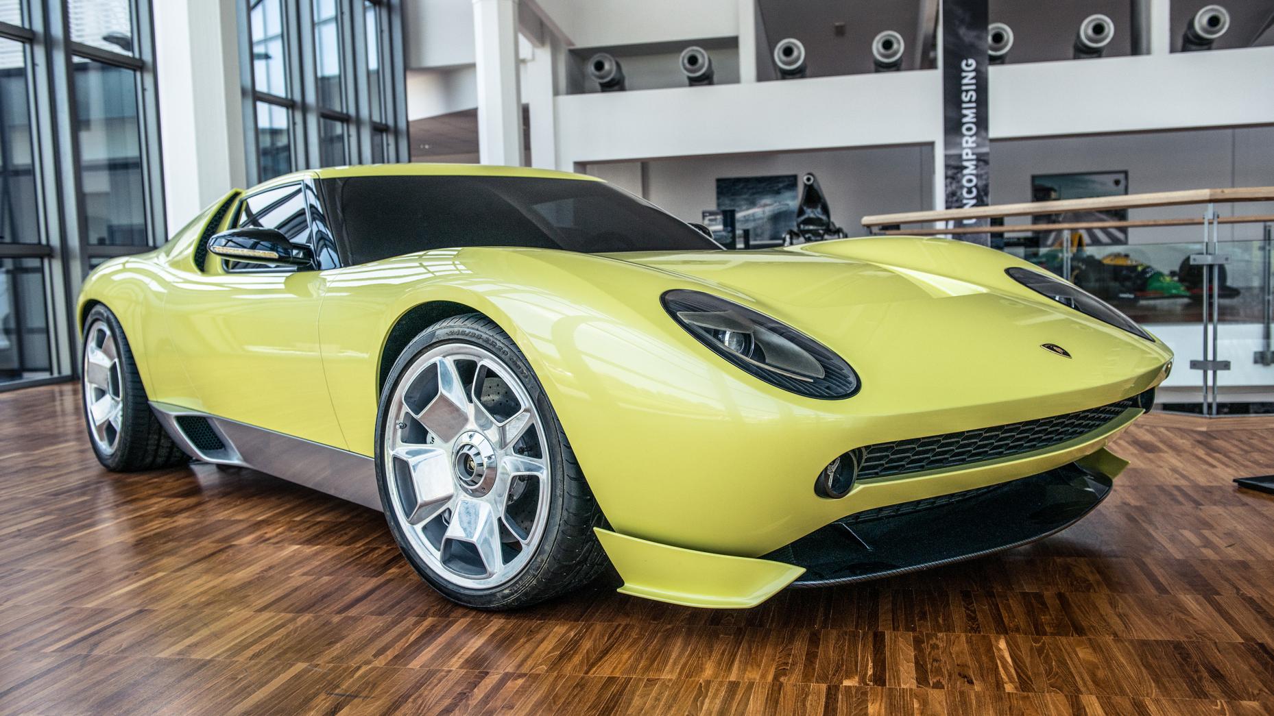 
Lamborghini Miura Concept: Đây là một trong những mẫu xe chạy theo xu hướng hoài cổ năm 2006. Thiết kế này từng bị tranh cãi là hao hao các đường nét của Porsche.
