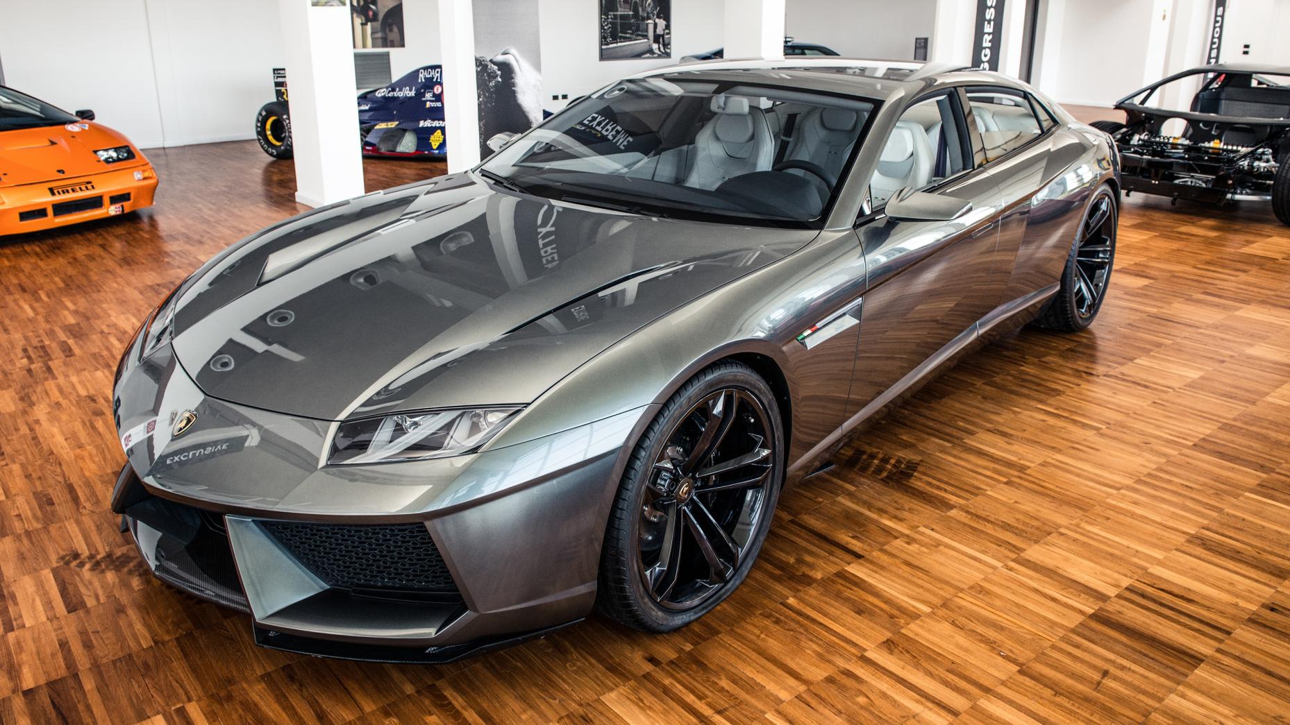 
Lamborghini Estoque: Đây từng được coi là dự án điên rồ của Lamborghini với dòng xe 4 cửa nhằm cạnh tranh với Porsche Panamera hay Aston Martin Rapide. Song, sau đó, do ảnh hưởng của kinh tế suy thoái, mẫu xe nhanh chóng đi vào ngõ cụt.
