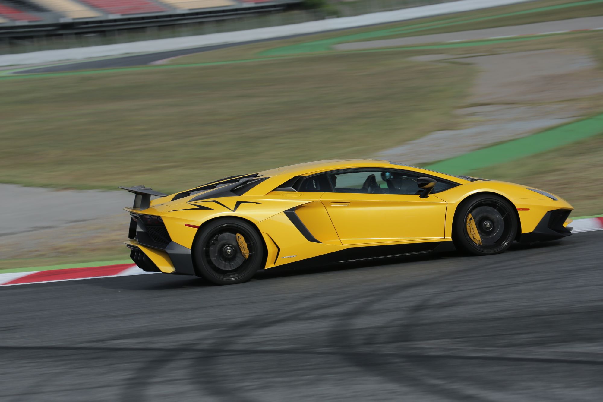 Theo truyền thống trong gia đình Lamborghini, nhiệm vụ của các phiên bản SuperVeloce khi được ra mắt là kết thúc dòng đời của một sản phẩm. Lamborghini Aventador LP750-4 SV cũng không phải là ngoại lệ.